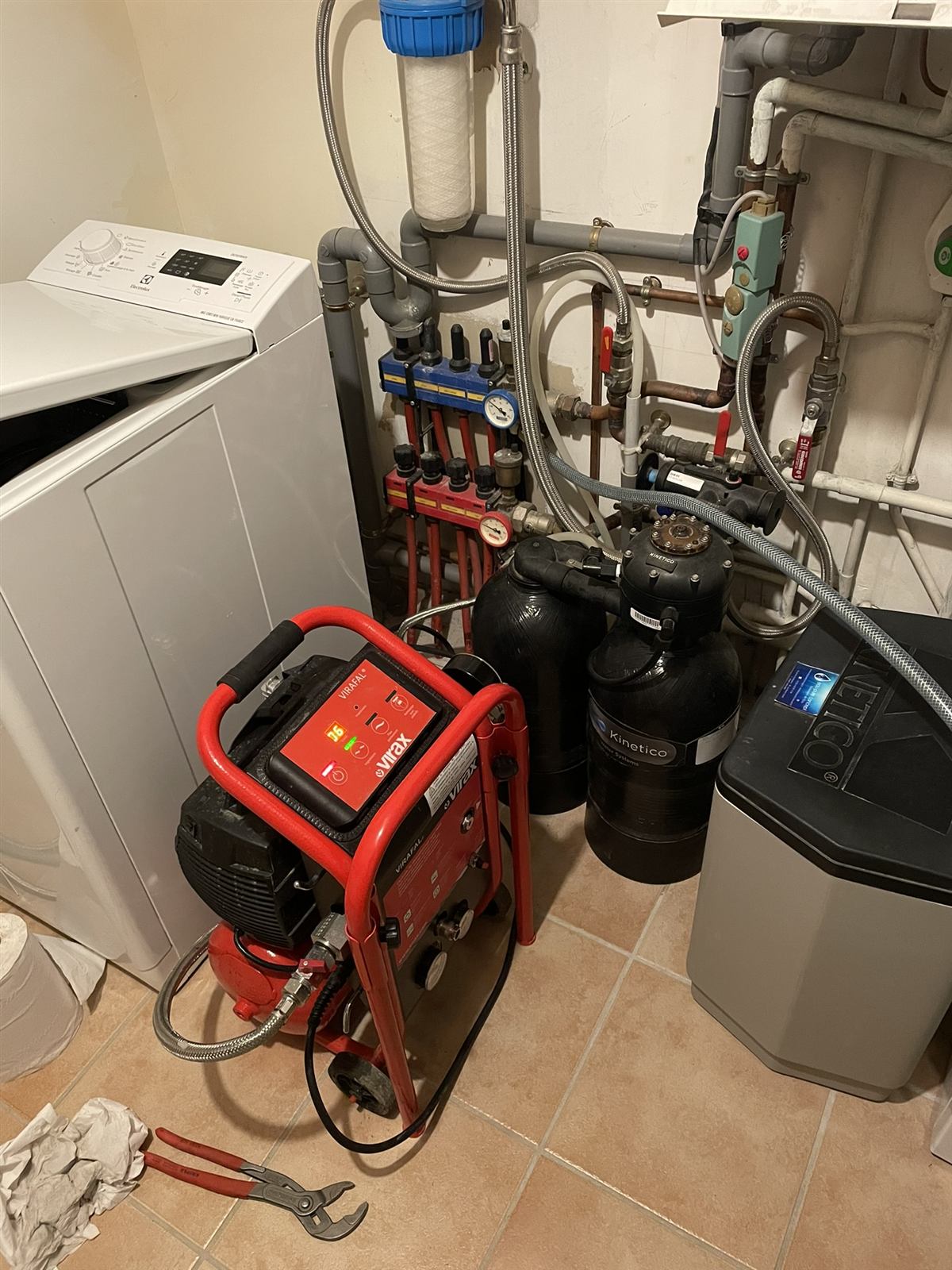 Centrale de désembouage professionnelle Virax raccordée à une installation de chauffage